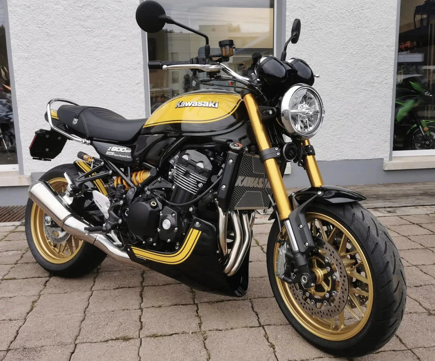 Pyramid Belly Pan | Metallic Diablo Black/Metallic Yellow (Yellow Ball Scheme) | Kawasaki Z 900 RS SE 2022>Current - Image 2