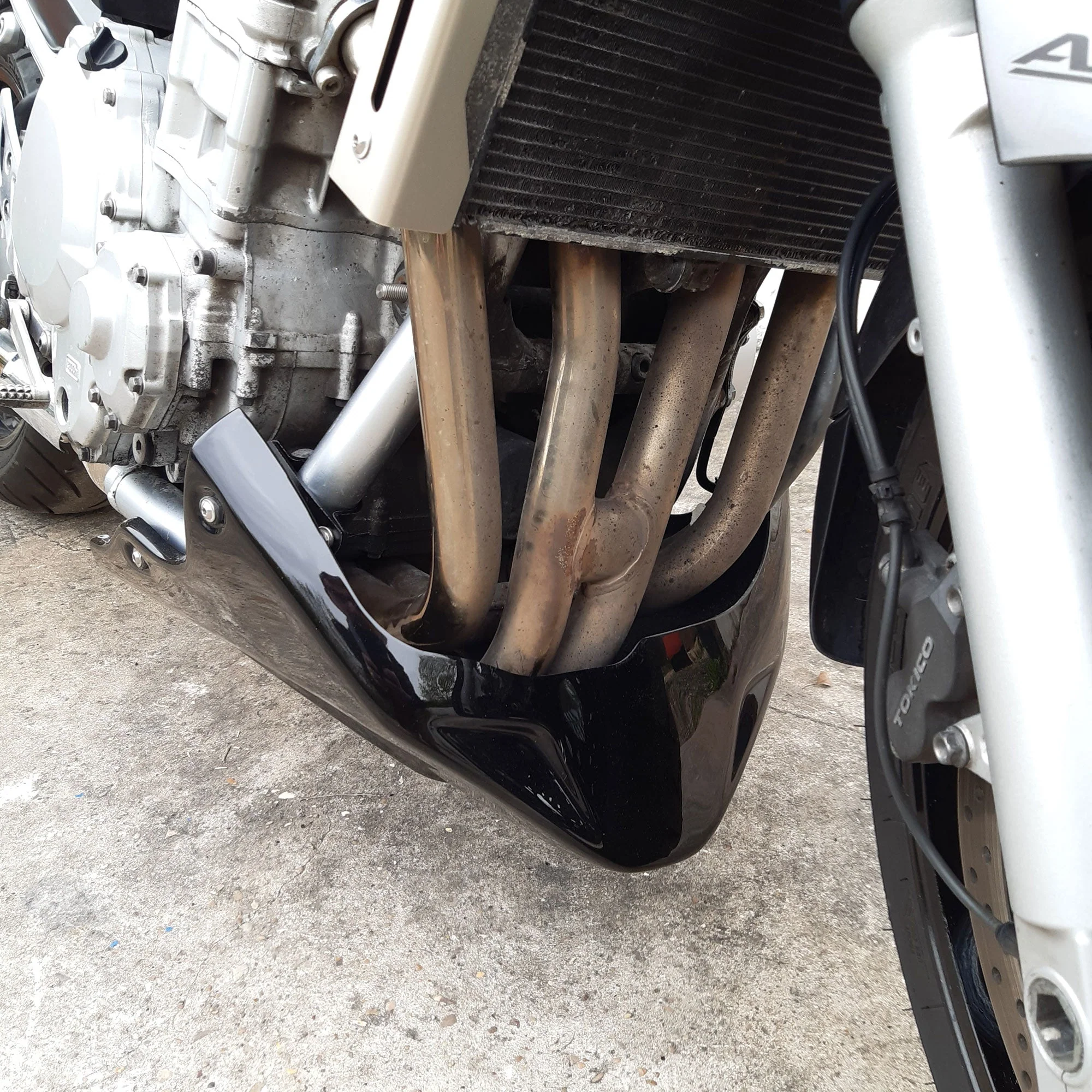 Pyramid Belly Pan (water-cooled model only) | Gloss Black | Suzuki GSF 650 S Bandit 2007>2014 - Image 6