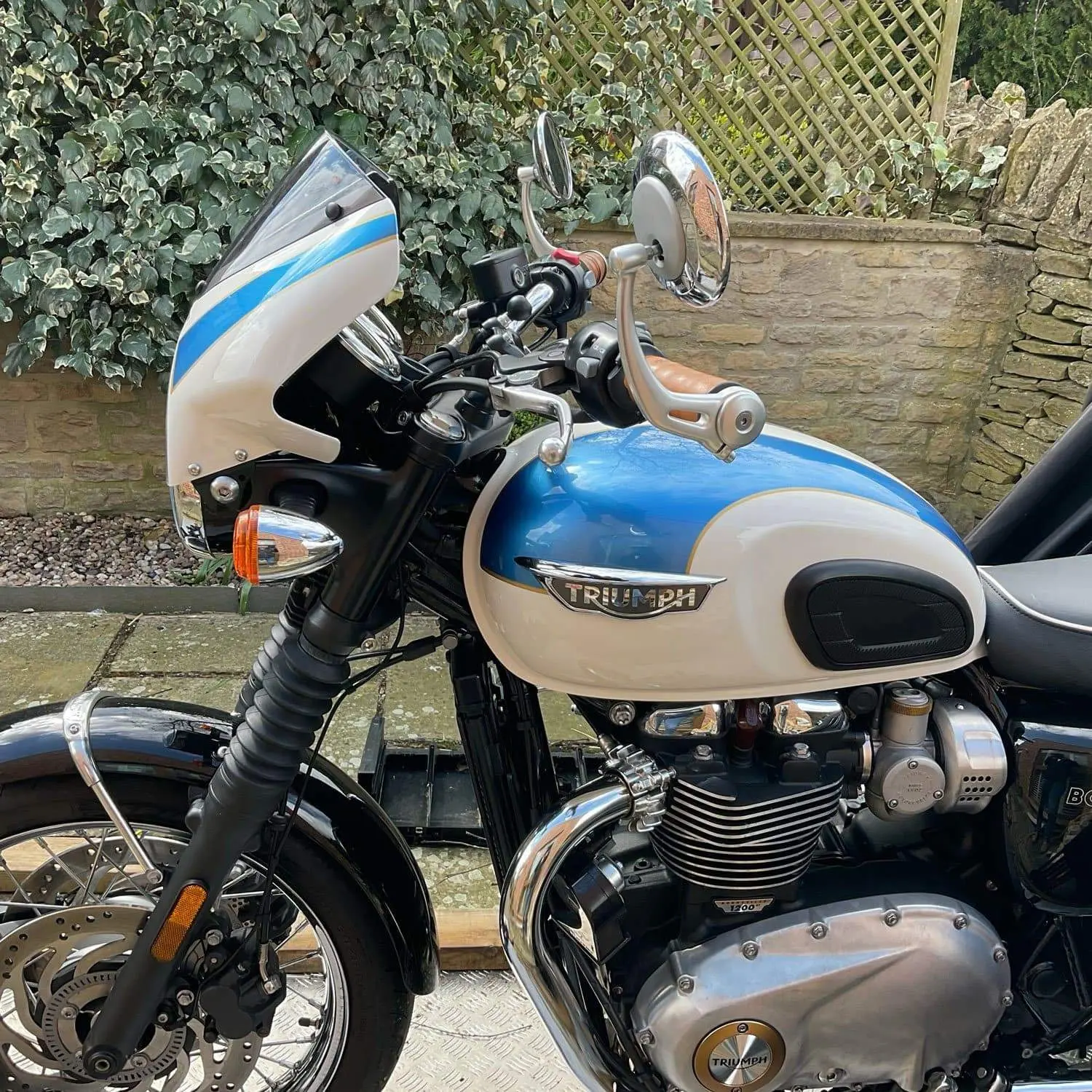 Pyramid Fly Screen | Fusion White & Aegean Blue | Triumph Bonneville T120 2016>Current - Image 3