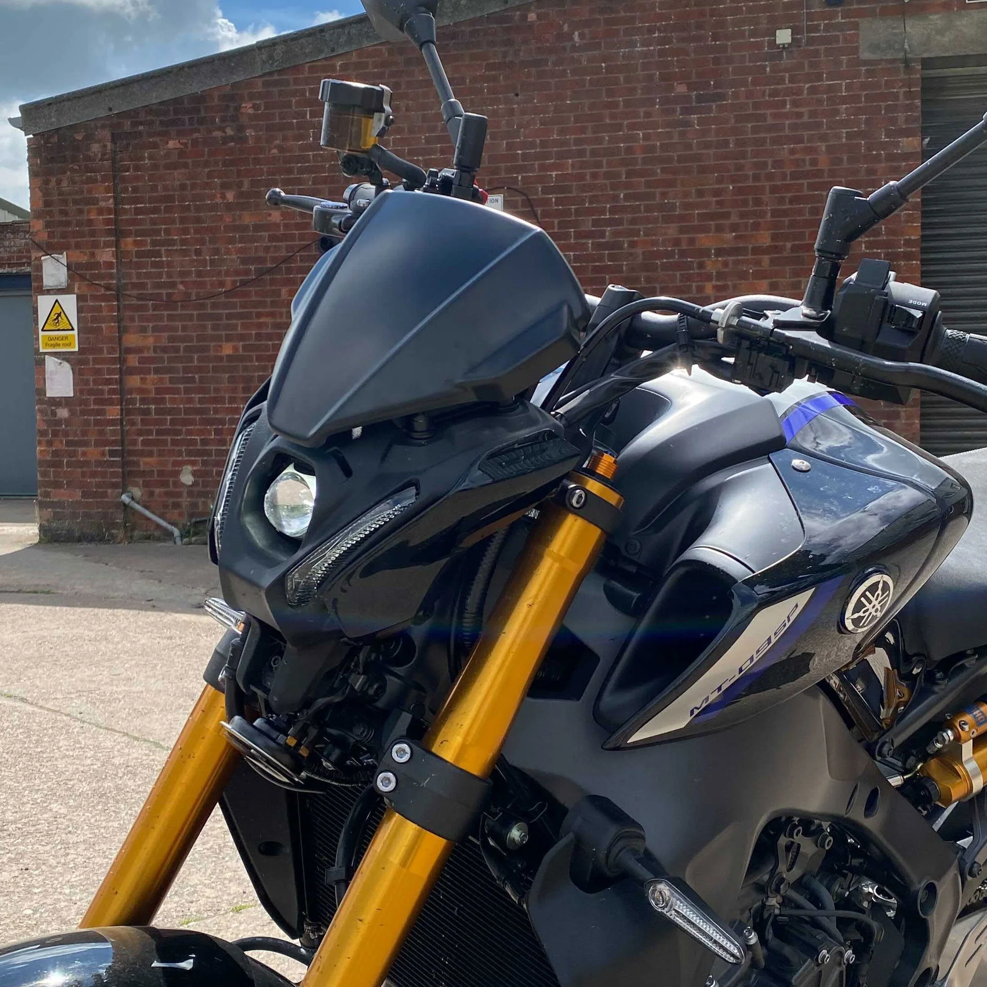 Pyramid Fly Screen | Icon Blue (Yamaha Blue) | Yamaha MT-09 2021>2023 - Image 2