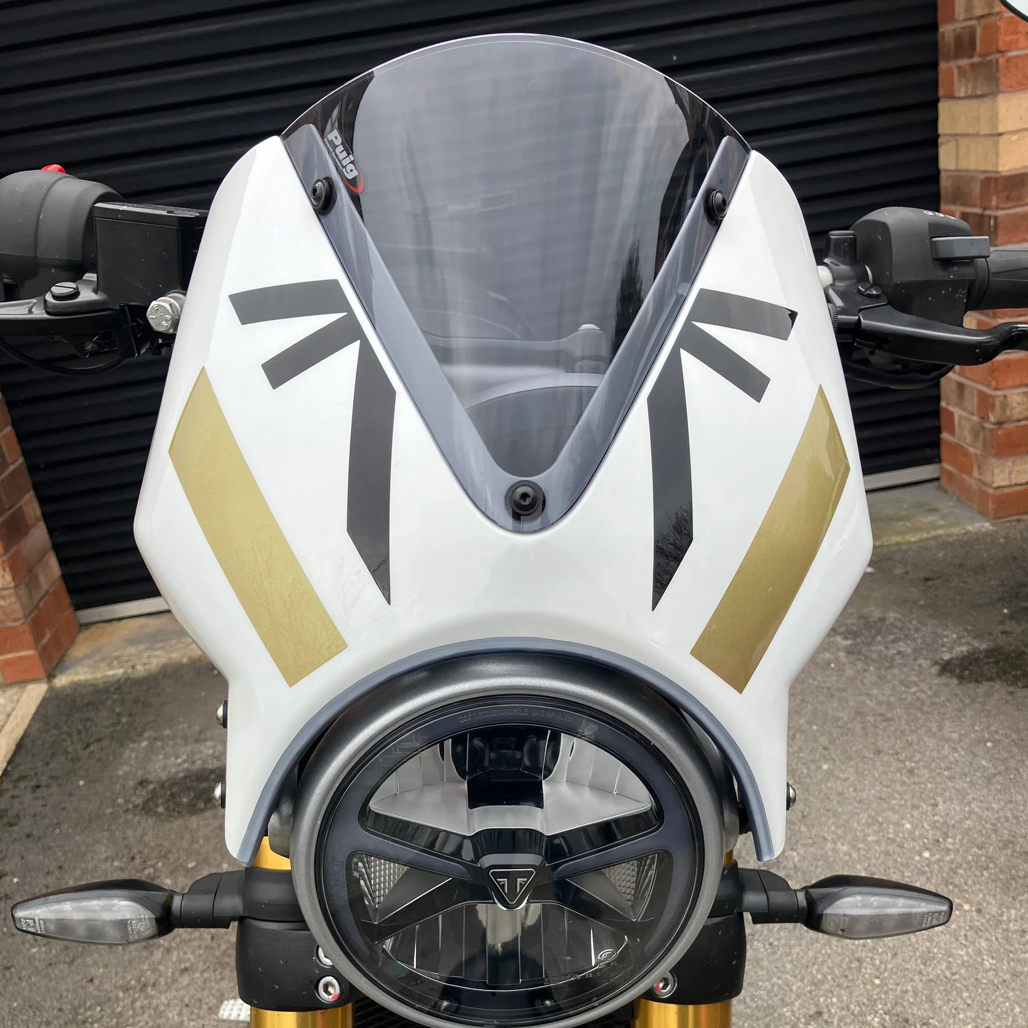 Pyramid Fly Screen | Pearl Metallic White/Phantom Black | Triumph Speed 400 2025>Current - Image 12