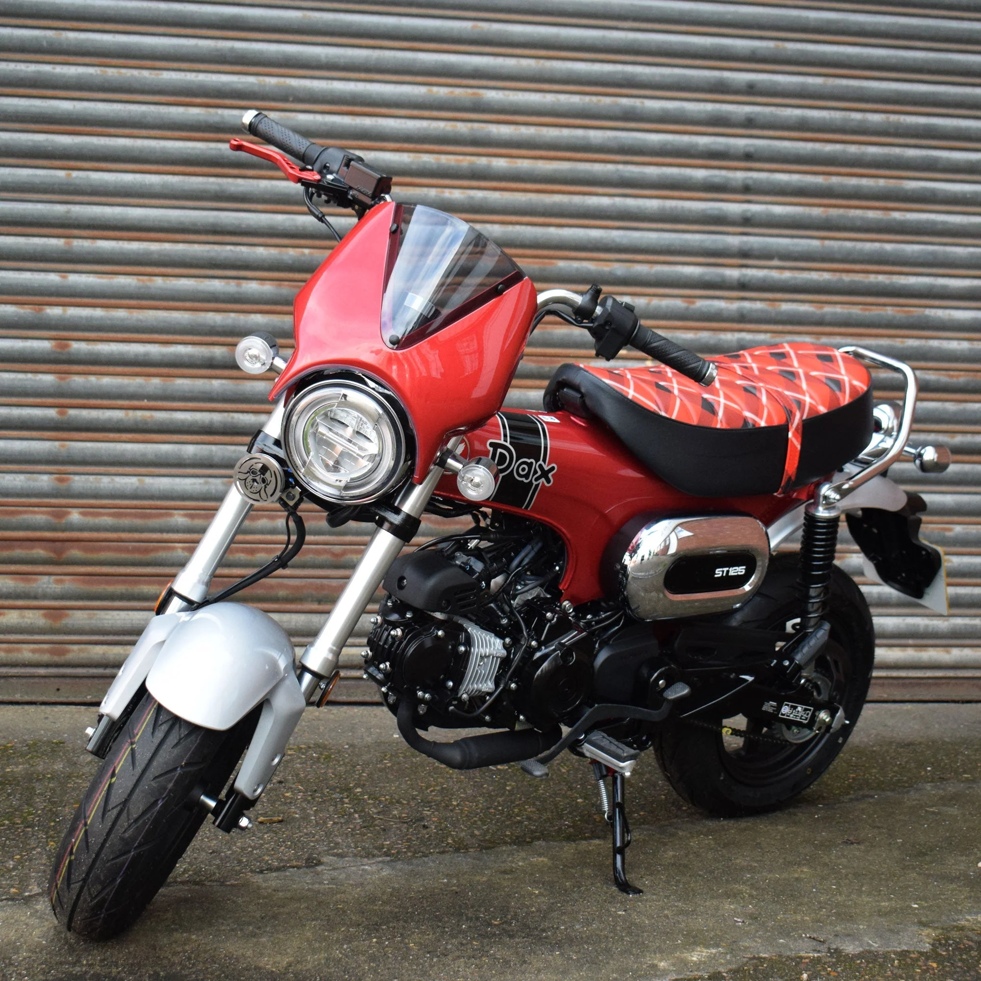 Pyramid Fly Screen | Pearl Nebula Red | Honda ST125 Dax 2023>Current - Image 7