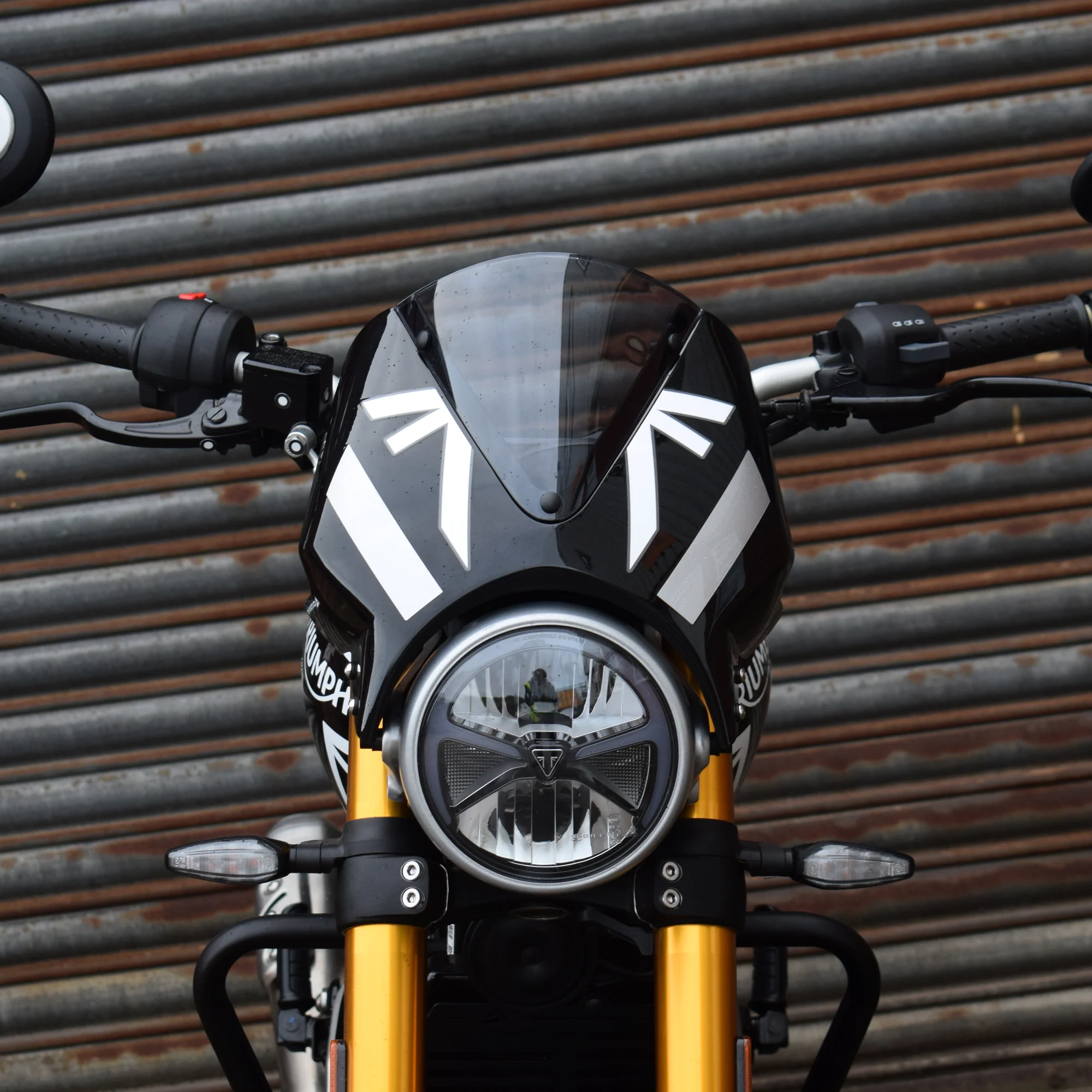 Pyramid Fly Screen | Phantom Black/Storm Grey | Triumph Speed 400 2024>Current - Image 5