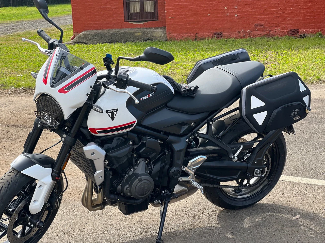 Pyramid Fly Screen | Sapphire Black Scheme | Triumph Trident 660 2021>Current - Image 10