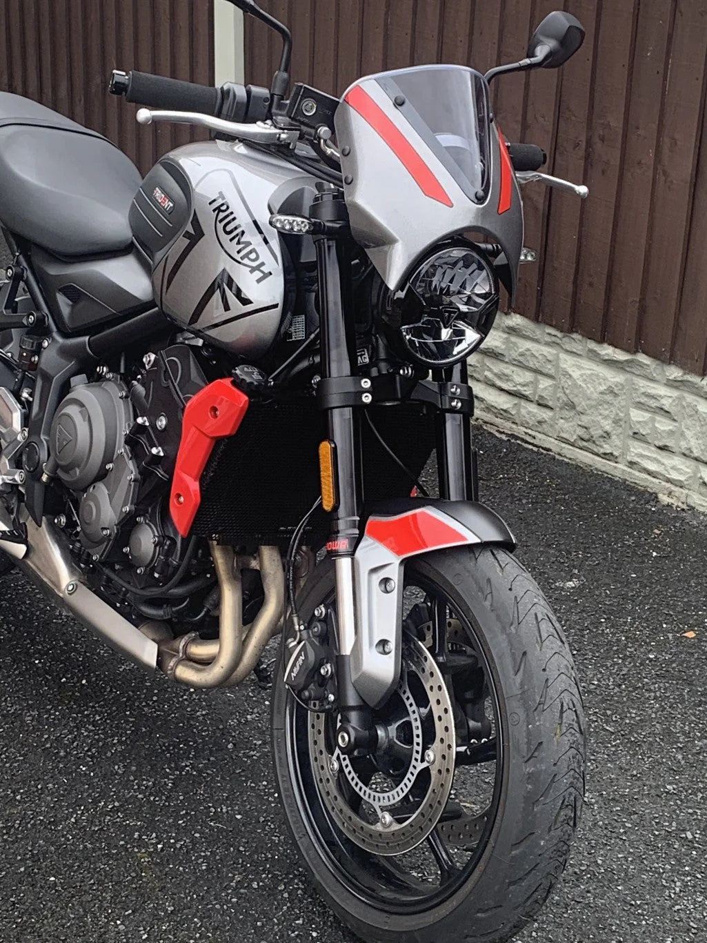 Pyramid Fly Screen | Sapphire Black Scheme | Triumph Trident 660 2021>Current - Image 2