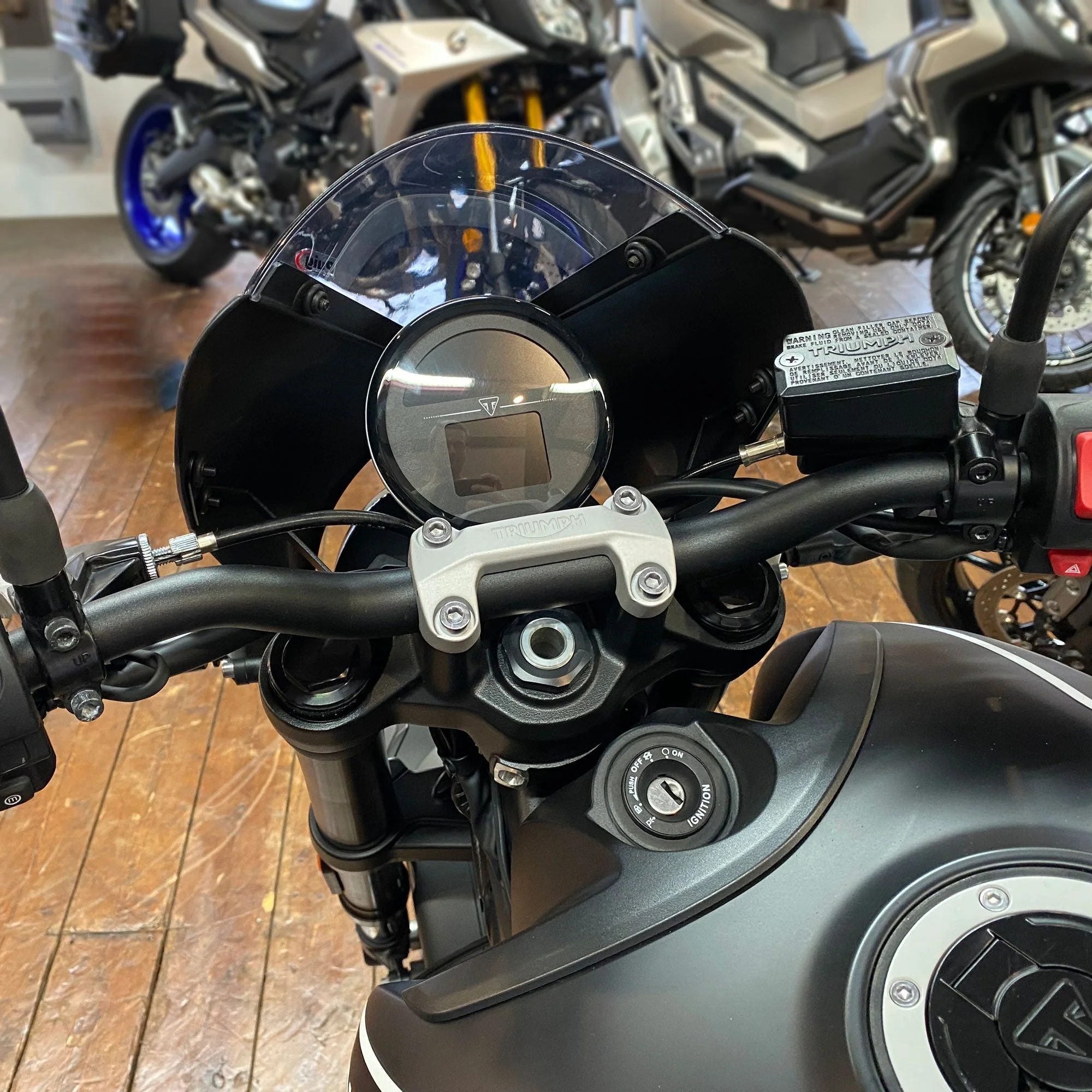 Pyramid Fly Screen | Sapphire Black Scheme | Triumph Trident 660 2021>Current - Image 6