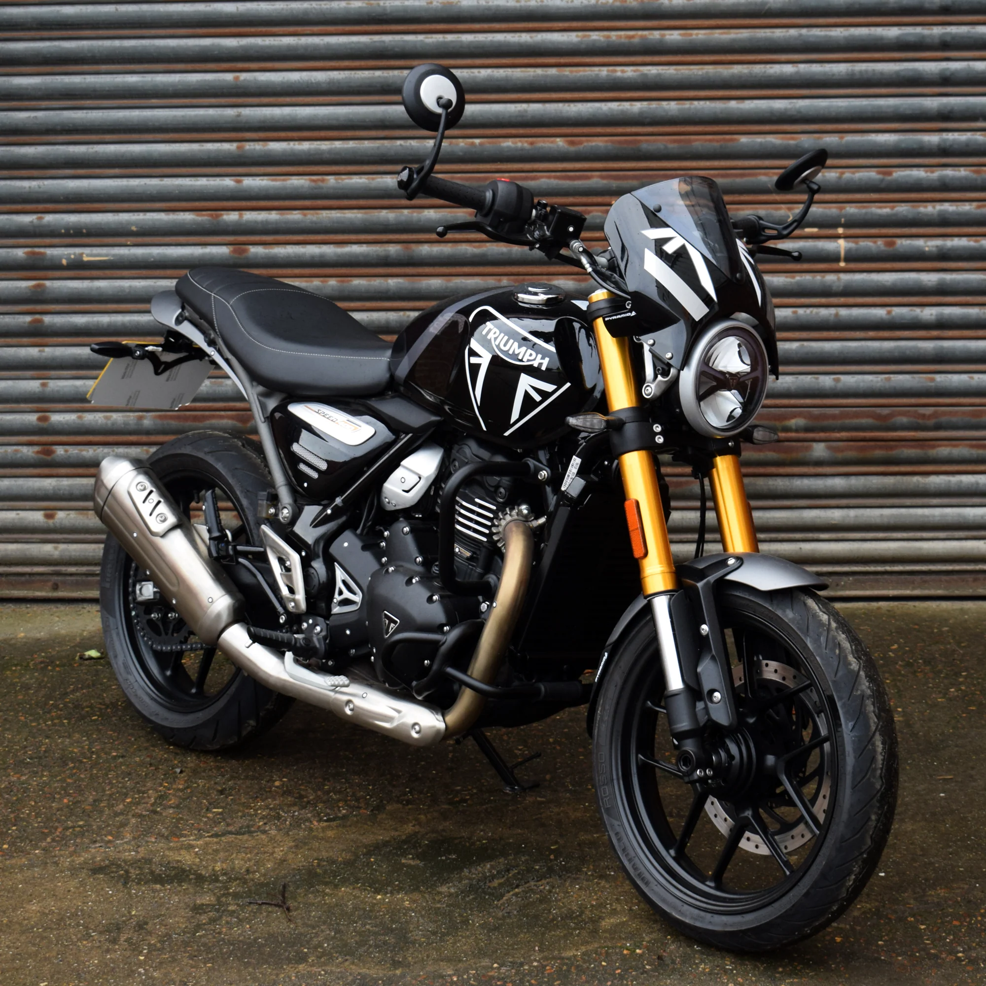 Pyramid Fly Screen | Gloss Black | Triumph Speed 400 2024>Current - Image 2