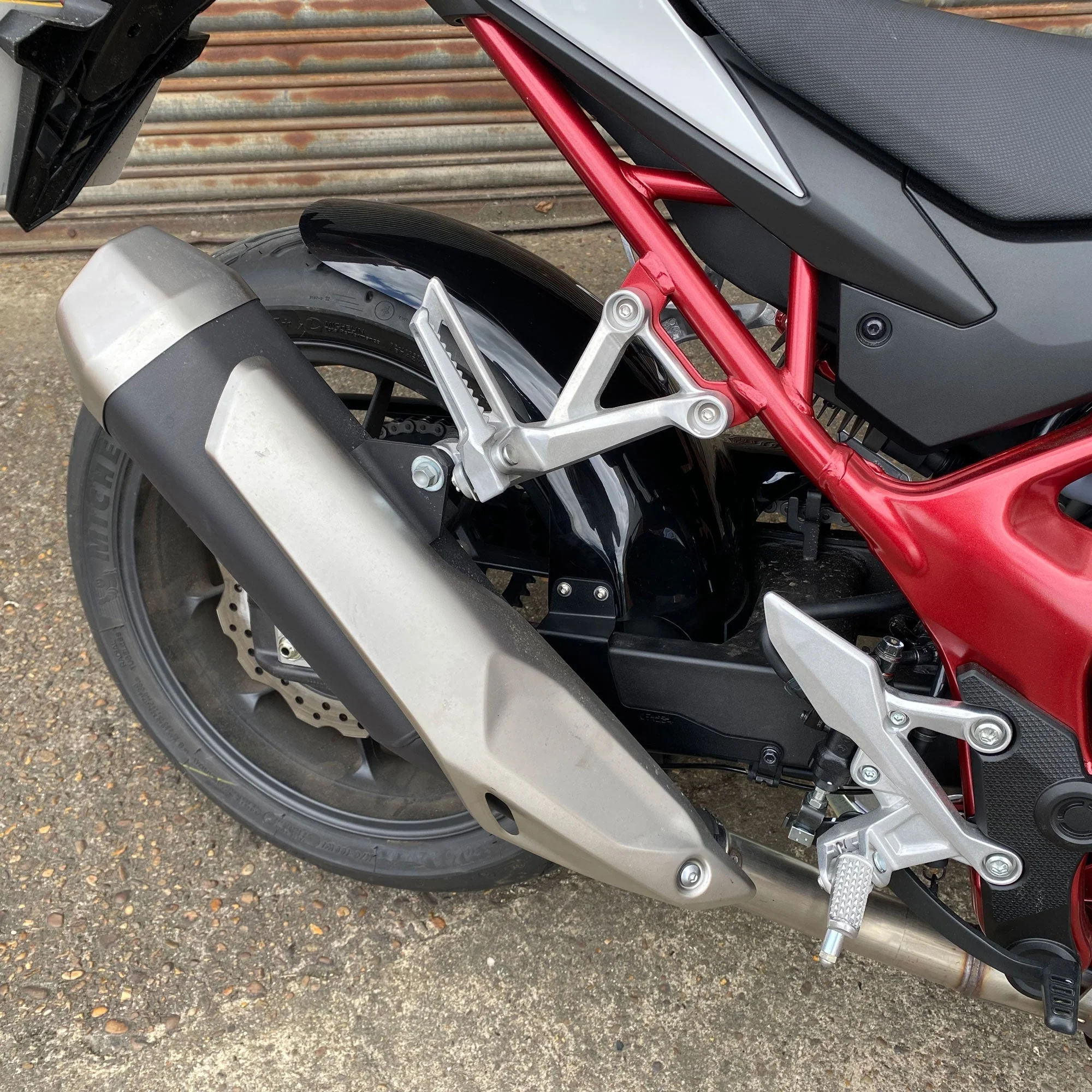 Pyramid Hugger | Gloss Black | Honda CB750 Hornet 2023>2025 - Image 4
