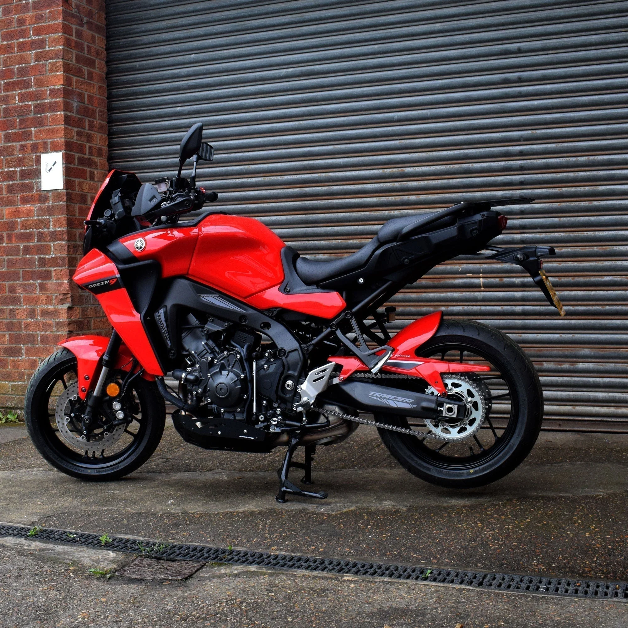 Pyramid Hugger | Redline Scheme | Yamaha Tracer 9 2021>Current - Image 4