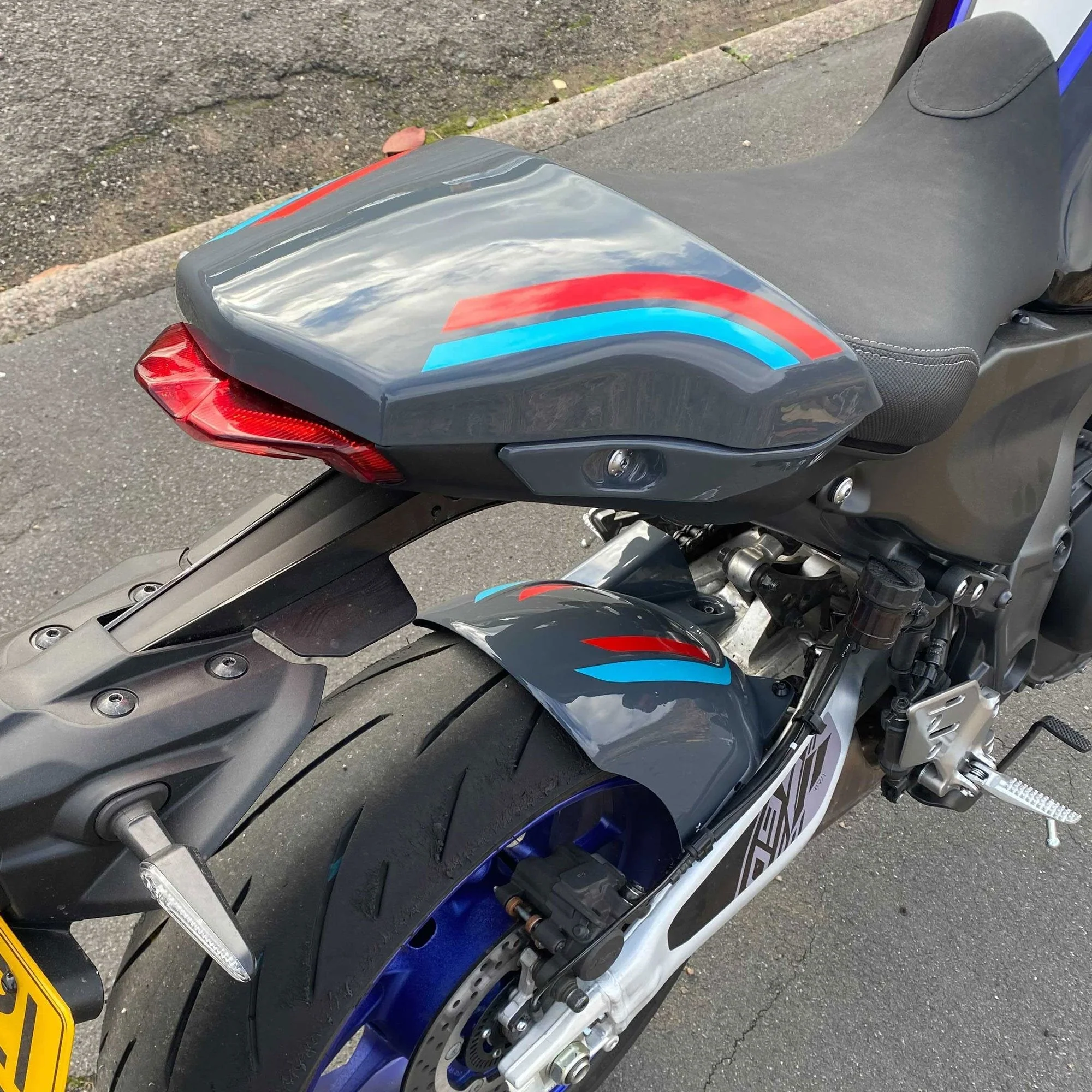 Pyramid Hugger | Storm Fluo/Cyan Storm Colours | Yamaha MT-09 2021>2023 - Image 7