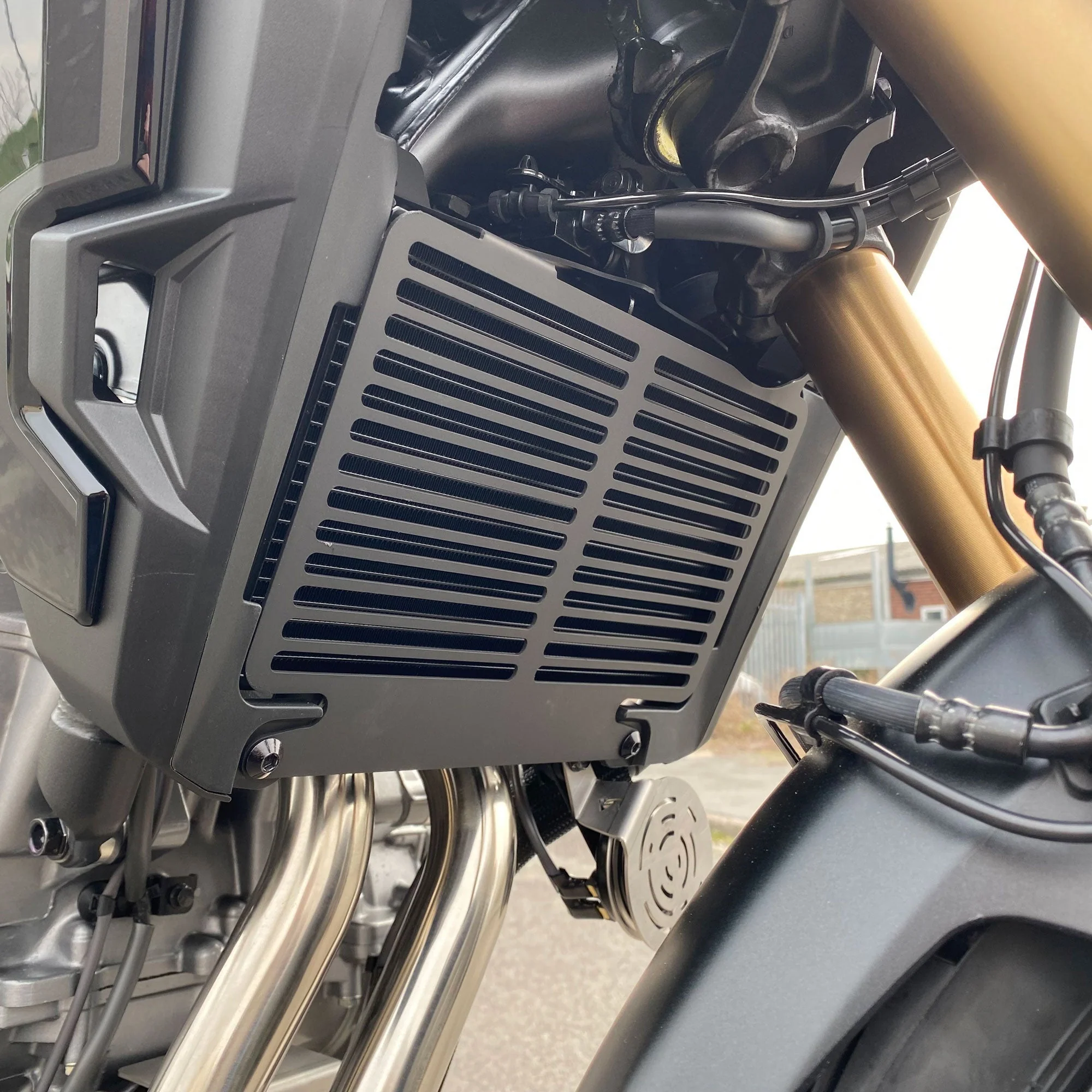 Pyramid Radiator Guard | Matte Black | Honda CB 500 X 2022>2024 - Image 2
