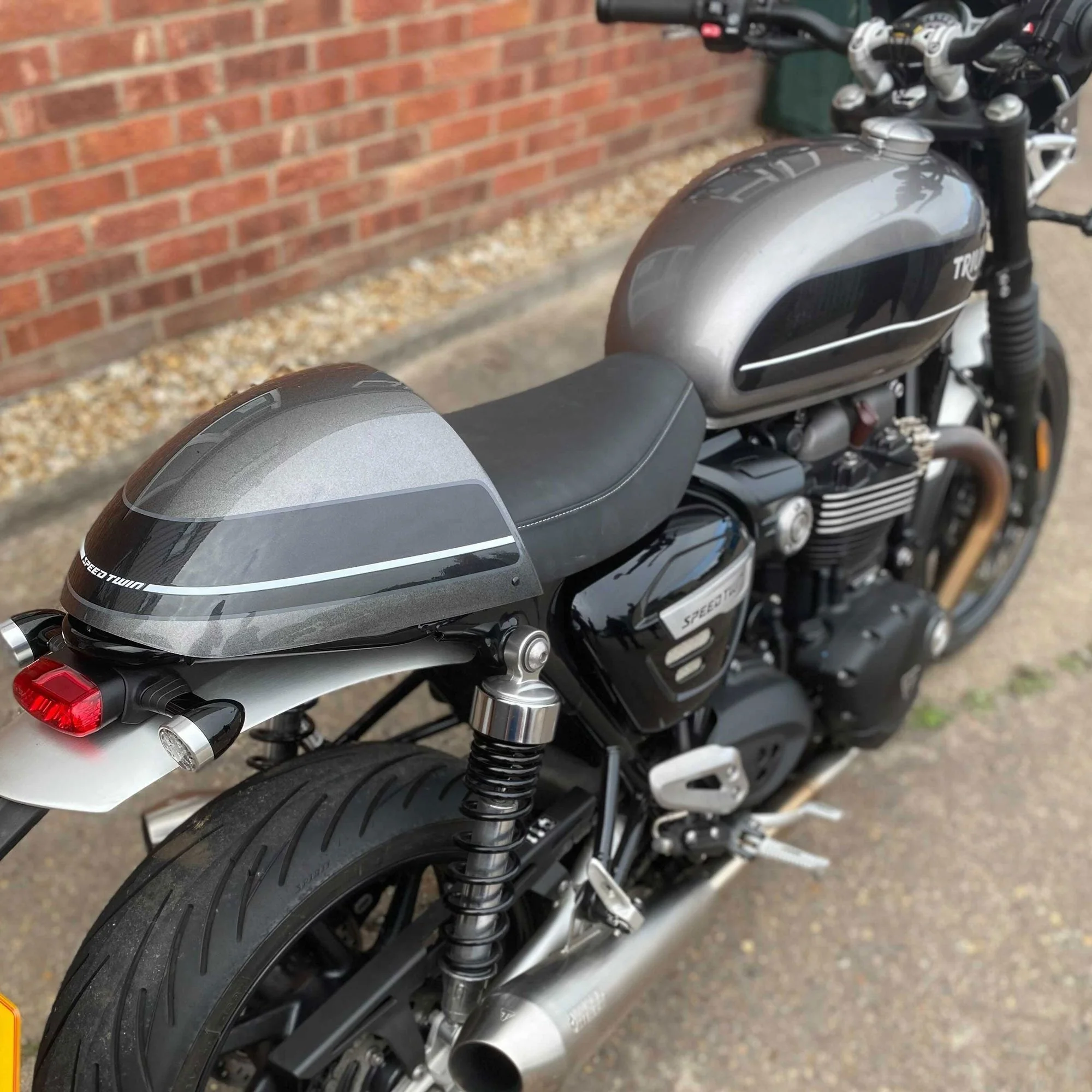 Pyramid Seat Cowl | Carnival Red & Storm Grey | Triumph Speed Twin 1200 2024>2024 - Image 5