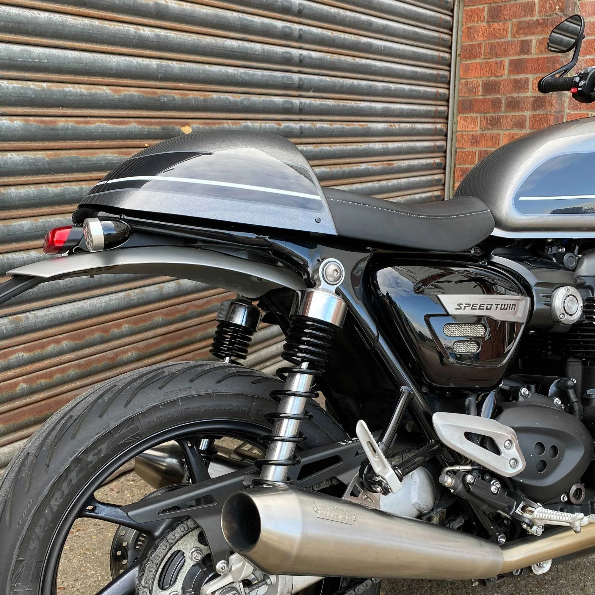 Pyramid Seat Cowl | Matte Ironstone & Matte Storm Grey | Triumph Speed Twin 1200 2024>2024 - Image 10
