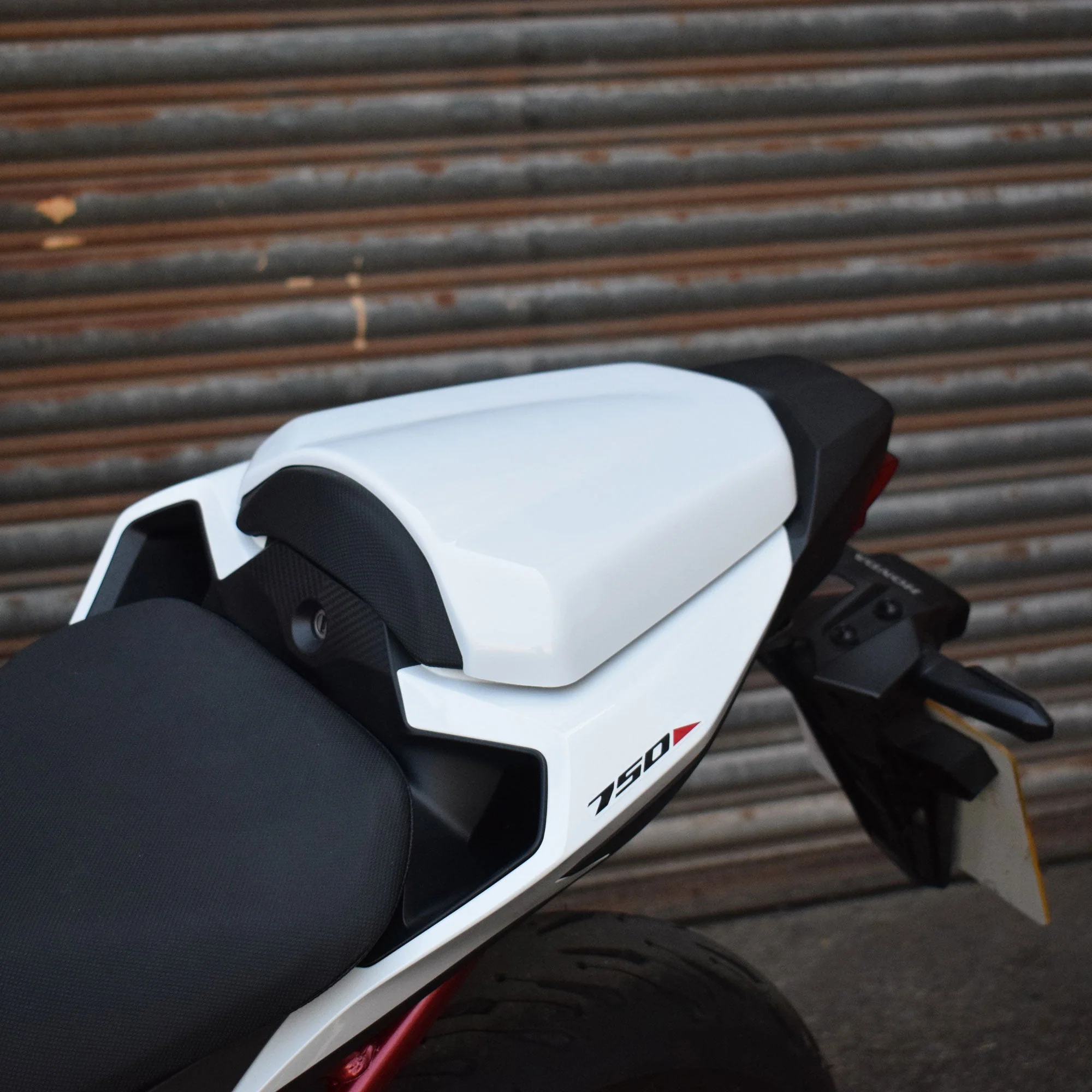 Pyramid Seat Cowl | Pearl Glare White | Honda CB750 Hornet 2023>2024 - Image 5