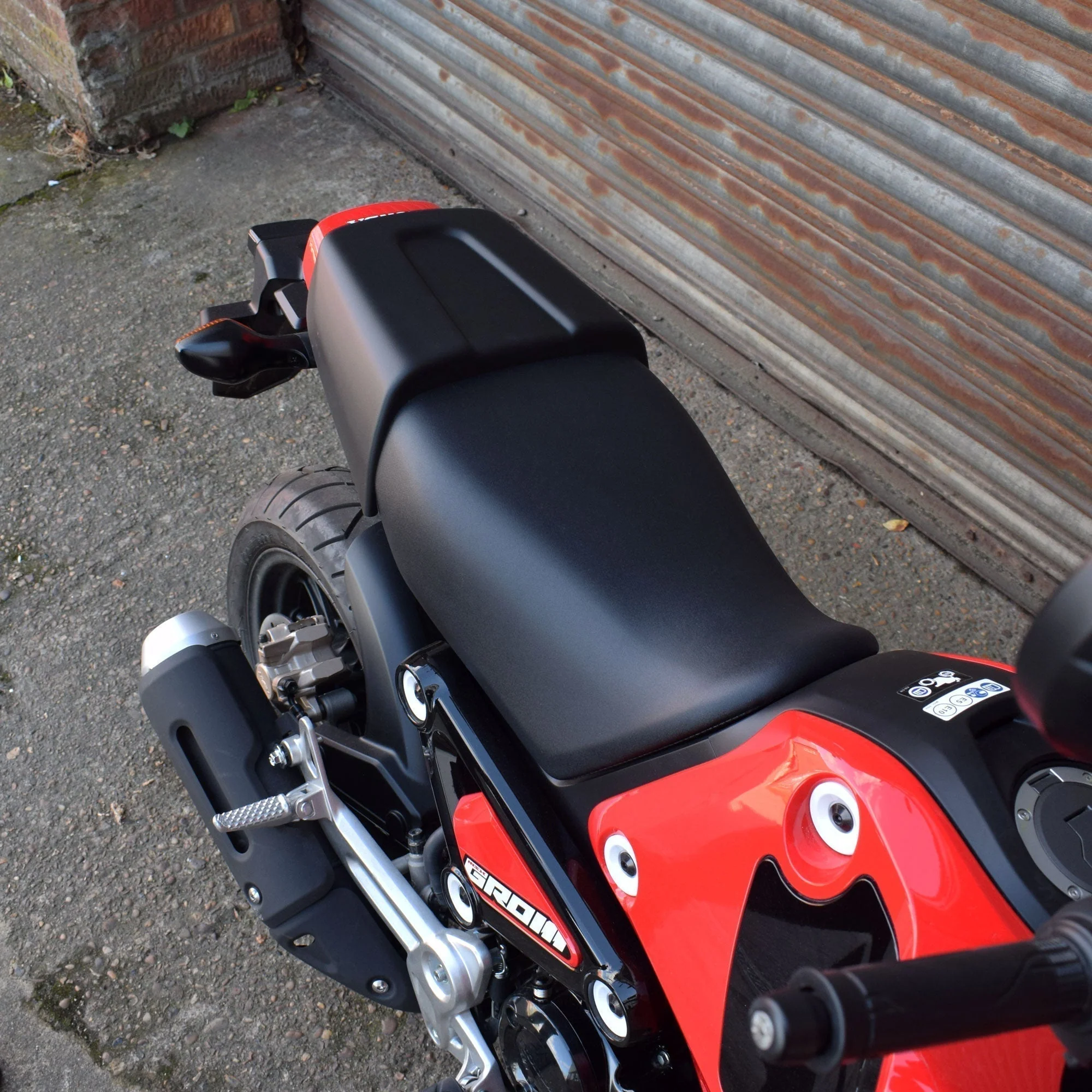 Pyramid Seat Cowl | Queen Bee Yellow & Gloss Black | Honda MSX 125 2021>Current - Image 7