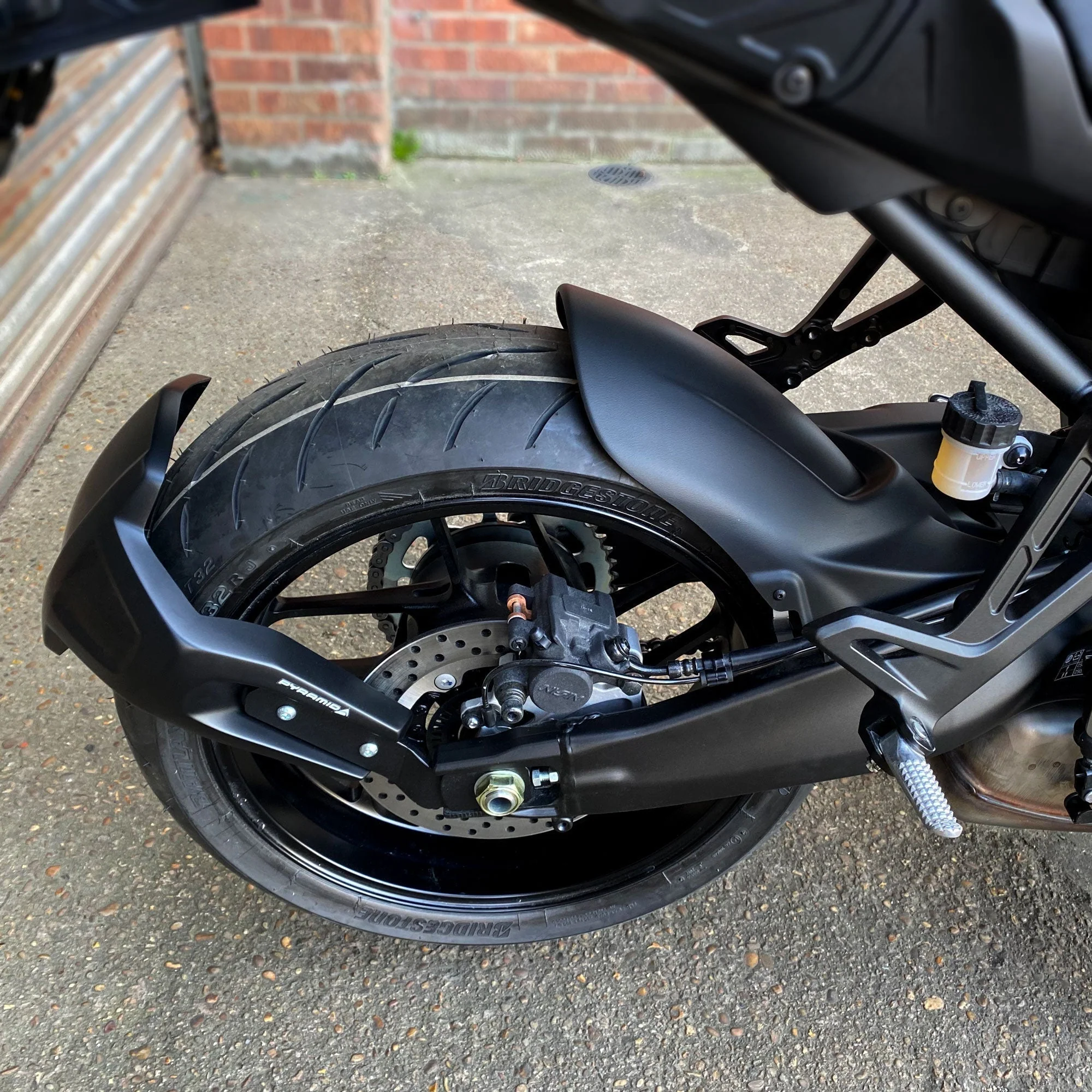 Pyramid Spray Guard | Gloss Black | Yamaha MT-09 SP 2021>2025 - Image 6