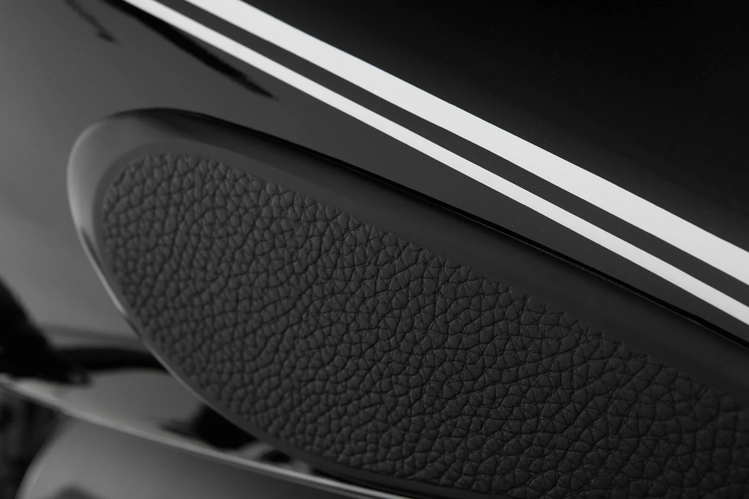 Wunderlich Tank Protection Pad Classic Two-part | Black | BMW R 18 - Image 4